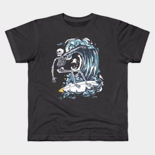 Skeleton skull surfing on the wave Kids T-Shirt